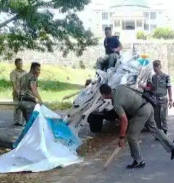 Satpol PP Tertibkan Spanduk Kadarluarsa di Wilayah Boltim