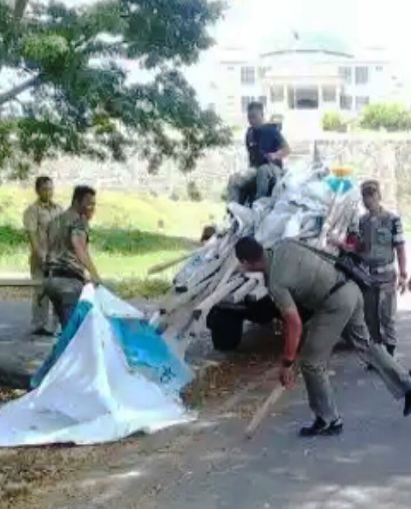 Satpol PP Tertibkan Spanduk Kadarluarsa di Wilayah Boltim