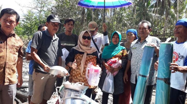 Ketua PKK Boltim Membagikan Sembako di Lokasi Kebakaran