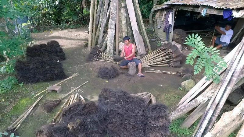 Desa Sia Penyuplai Sapu Ijuk di Kotamobagu dan Sekitarnya