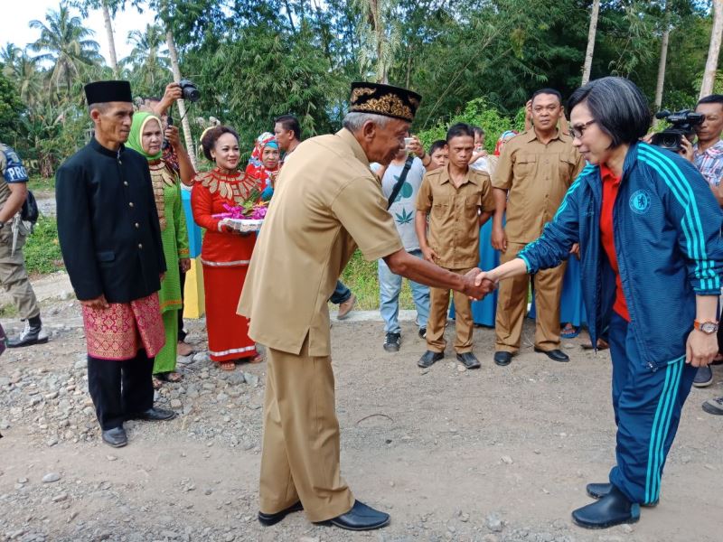 Kunjungi Desa Mengkang, Bupati Disambut dengan Sajian Makanan Khas Daerah
