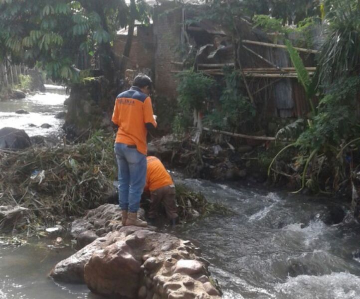 BPBD Bersihkan Sungai Mogolaing