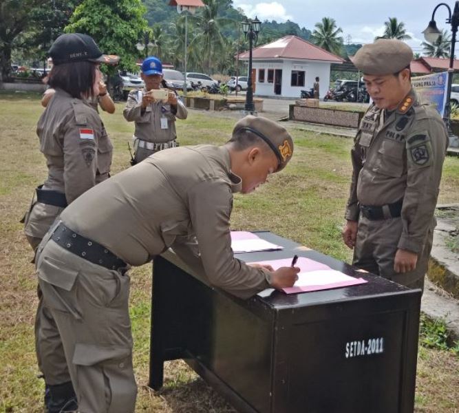 130 Personel Satpol PP Bolmog Tanda Tangani Kontrak Kerja