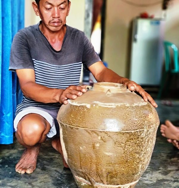 Warga Upai Temukan Guci Kuno Berbahan Kuningan di Tengah Sawah