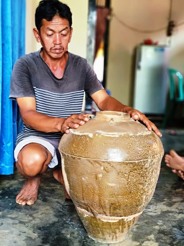 Warga Upai Temukan Guci Kuno Berbahan Kuningan di Tengah Sawah
