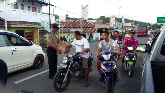Personel Polsek Urban Kotabunan Bagi-Bagi Takjil