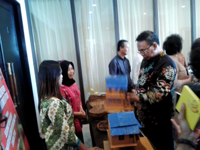 Miniatur Rumah Adat Bolmong Menarik Perhatian Dirjen Perlindungan dan Jamsos Kemensos