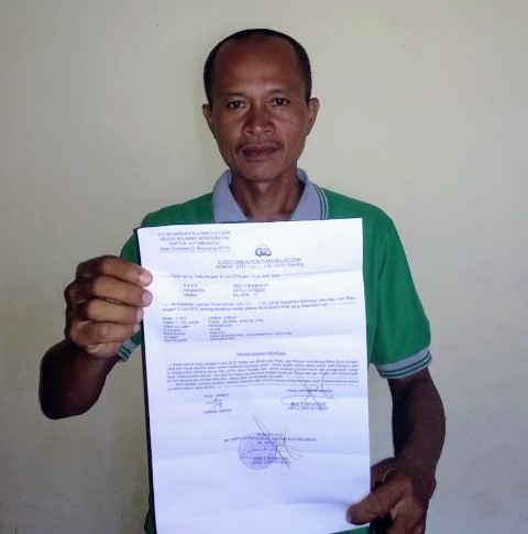 Setelah diduga melakukan pengancaman terhadap Badan Permusyawaratan Desa (BPD) beberapa waktu lalu, pagi tadi sangadi berinisial SKD alias Dandi tersebut diduga melakukan pemukulan kepada salah satu anggota BPD desa tersebut, yakni Hisram Andu