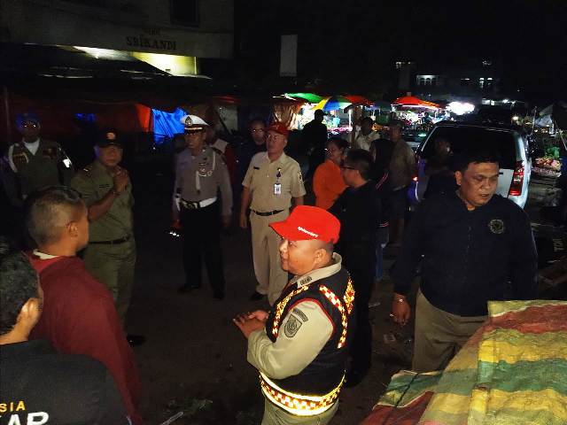 Tim Gabungan Tertibkan Pedagang di Pasar Serasi