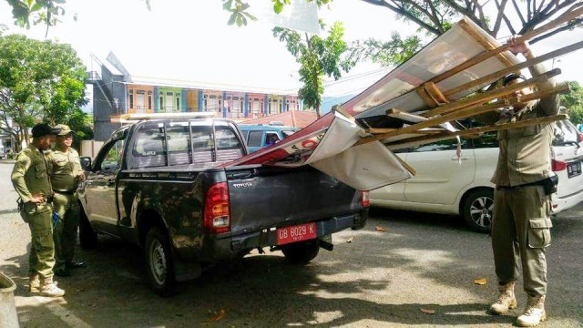 Baliho Kadarluarsa Mulai Dibersihkan