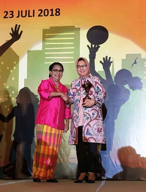 Wali Kota Kotamobagu Terima Penghargaan KLA dan SRA