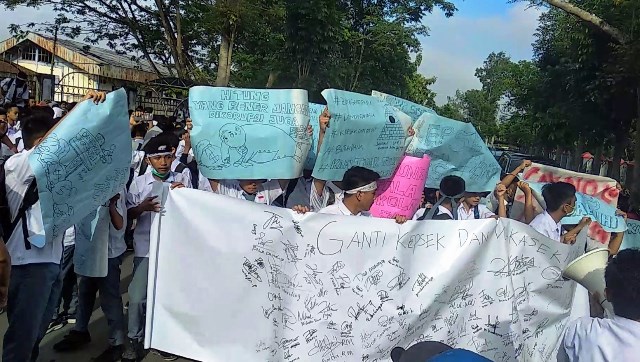Video Ratusan Siswa SMAN 1 Kotamobagu Demo Tuntut Kepsek Diganti