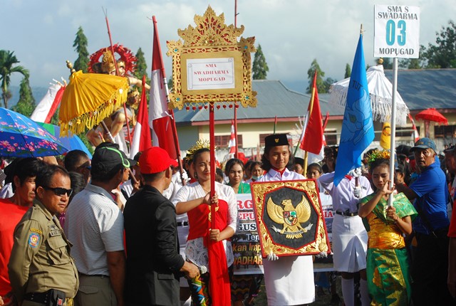 Ribuan Masyarakat Tumpah Ruah Menyaksikan Kemeriahan Carnaval Peringatan HUT ke-73 RI di Dumoga