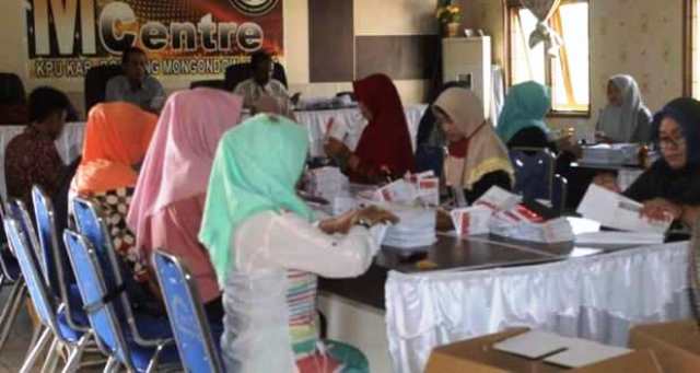 KPU Bolmut Mulai Sortir dan Lipat Kerta Suara