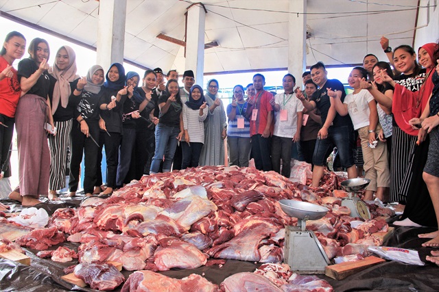 Gadis-gadis Cantik Kelurahan Mocil Turut Membantu Panitia Kurban