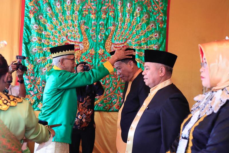 Prosesi Penobatan Gelar Adat "Kidoni Pangulu Agu Apango Doni Pangulu" kepada Bupati dan Wakil Bupati Bolmut Periode 2018-2023