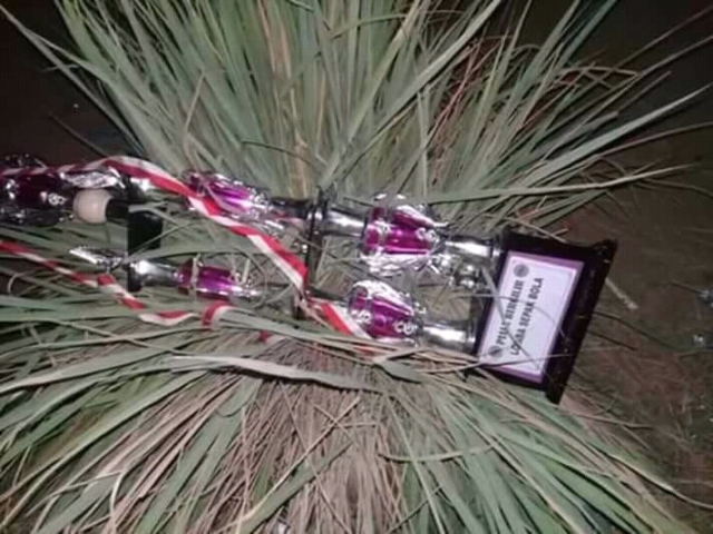 Kecewa, Tim Sepak Bola Desa Kuhanga Buang Piala di “Kusu-kusu”