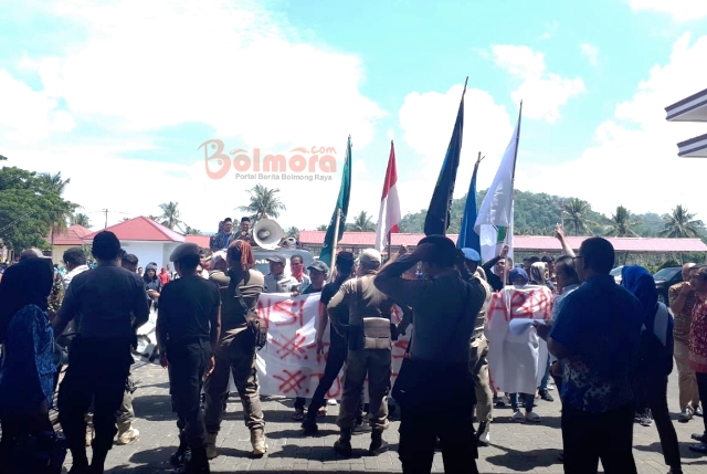 40 Mahasiswa Gelar Aksi Damai Tolak Pengembangan Kelapa Sawit di Bolmong