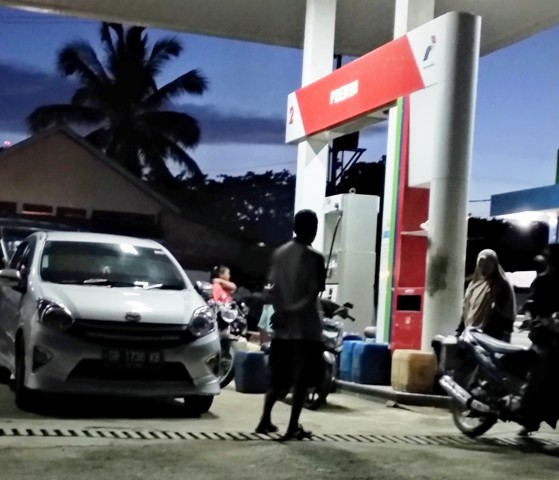 Di SPBU Tutuyan, Galon Bebas Antre BBM Jenis Premium, Polisi Diminta Bertindak Tegas