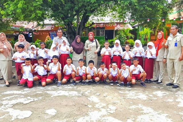Disdukcapil Kotamobagu Serahkan KIA kepada 60 Siswa