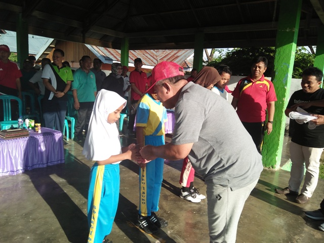 Wakil Bupati Serahkan Kartu Ideal untuk Siswa dan Siswi Tidak Mampu