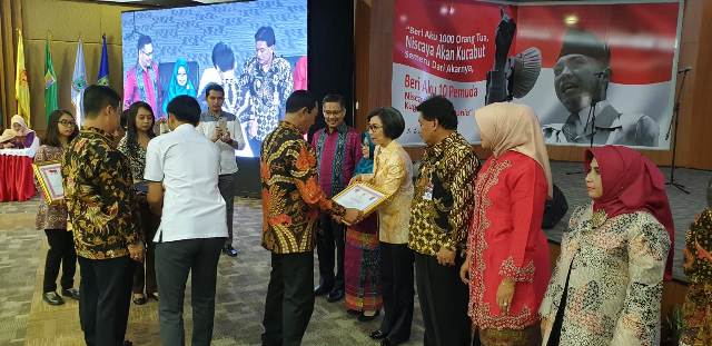 Bupati Bolmong Terima Sertifikat sebagai Peserta Pembekalan Kepemimpinan