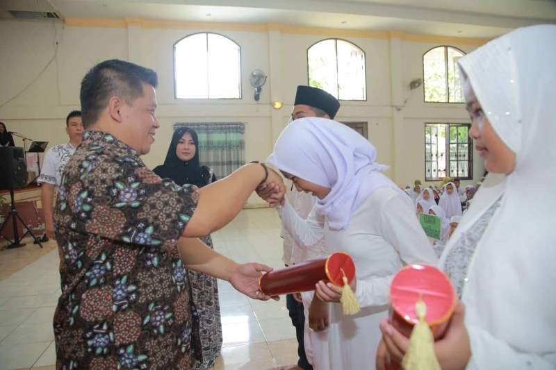 Penyerahan Tabung Wisuda kepada para Santriawan yang telah Khatam Alquran oleh Wakil Wali Kota Naoyodo Koerniawan