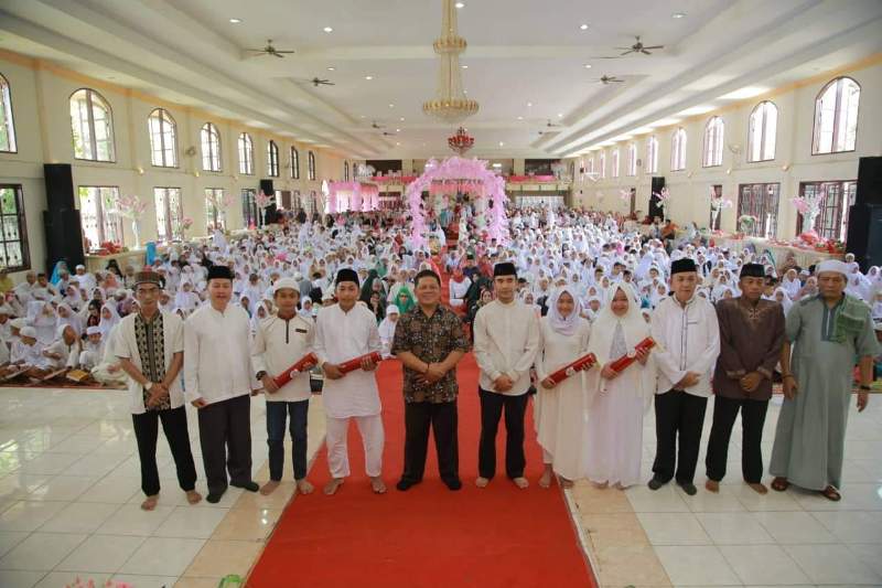Tampak suasana foto bersama usai pelaksanaan Khatam Alquran kepada ratusan Santri dan Santriawan se-Kota Kotamobagu