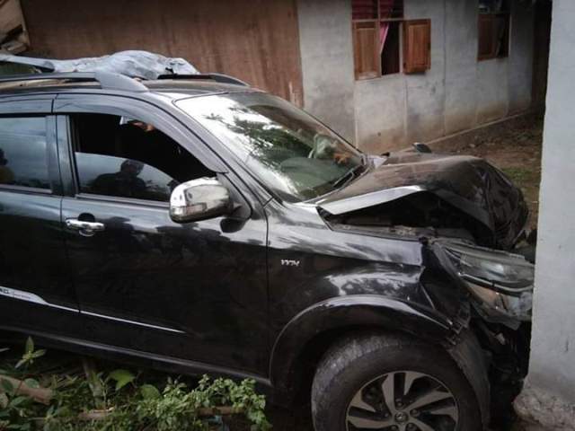 Diduga Sopir Mengantuk, Mobnas Camat Kotabunan Tabrak Rumah Warga