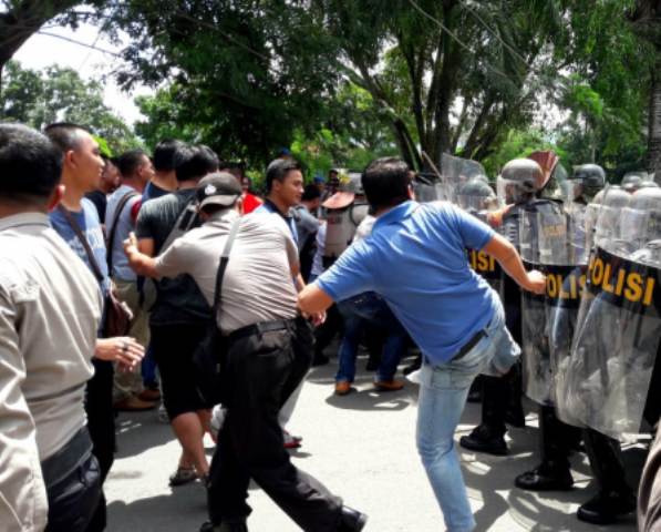 Bentrok di Depan Rudis Wali Kota Antara Masyarakat dengan Anggota TNI dan Polri Tak Terelakan