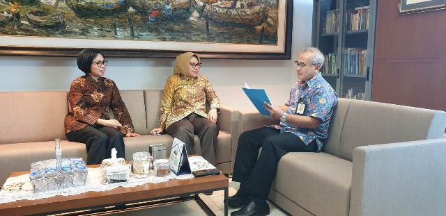 Bertemu Sekjen Kemen-PUPR, Wali Kota Kotamobagu Serahkan Ini