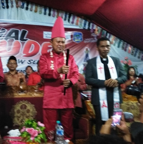 Dinilai Peduli dengan Kehidupan Masyarakat Nusa Utara, Hi Herson Mayulu Dianugerahi Gelar Adat Datung Banua