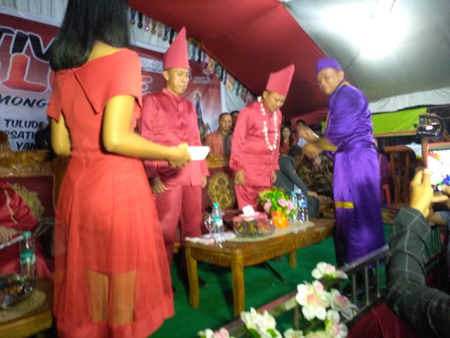 Di Perayaan Festival Adat Tulude Dumagin A, Iskandar Kamaru Dianugerahi Gelar Malambeng Koko Lambung