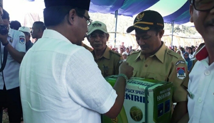 Bupati Boltim Serahkan Bantuan Hak Rakyat dalam Kunker