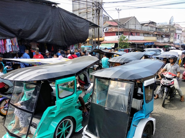 Akibat Penertiban, Ruas Jalan Depan Pasar 23 Maret Macet