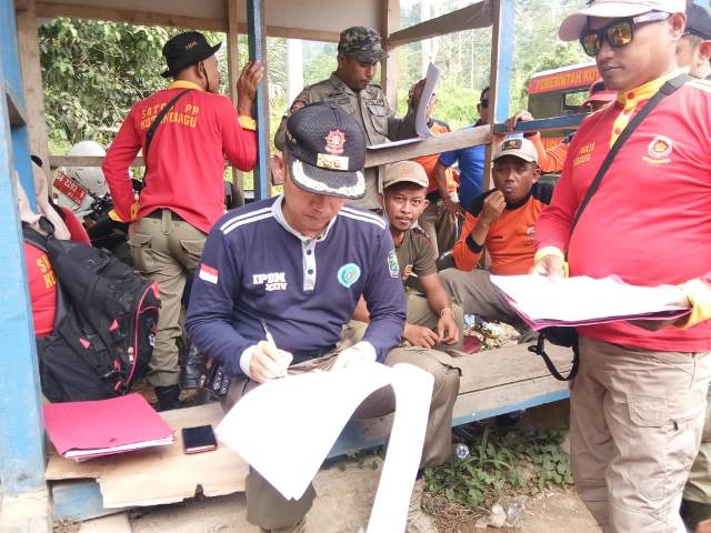 Buat Bawahannya Semangat, KasatPol-PP Kota Kotamobagu Tandatangan Proses Pencairan Gaji di Lokasi Longsor