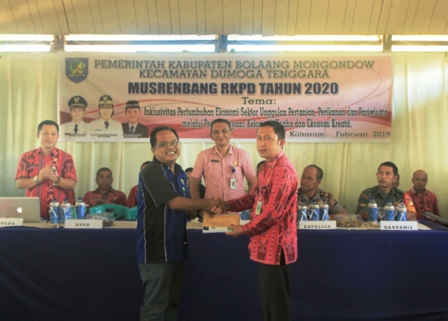 Balai TN-BNW Bagi-bagi Buku di Musrenbang Kecamatan Dumoga Tenggara