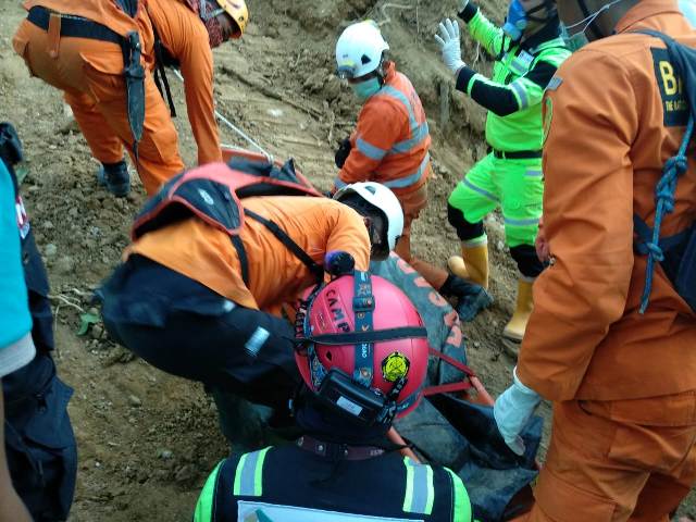 1 Jenazah Korban Longsor Bakan Berhasil Dievakuasi, Berikut Videonya