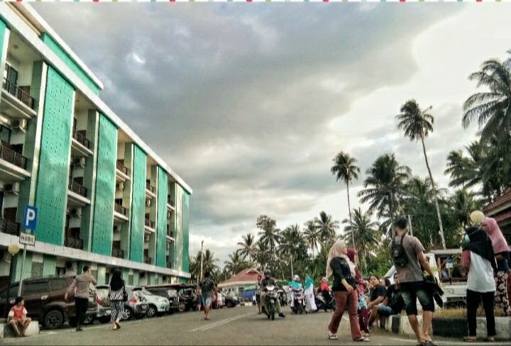 Isak Tangis Keluarga di RSUD Menunggu Jenazah Korban PETI Maut Bakan