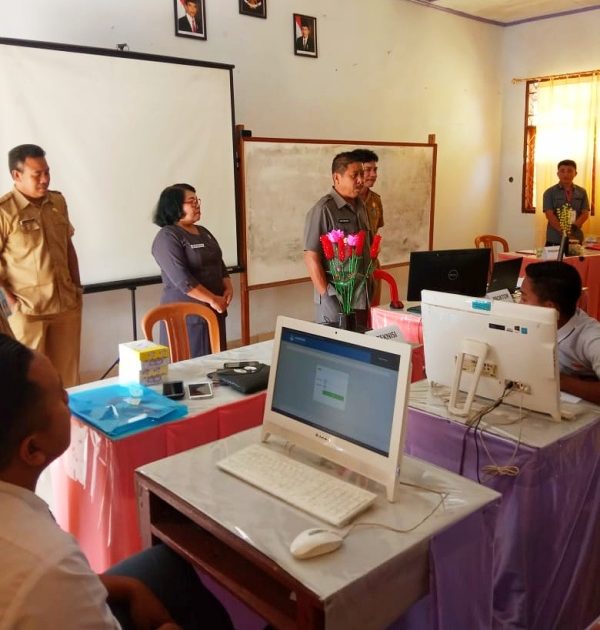 Monitor UNBK, Wabub Rusdi Semangati Para Siswa