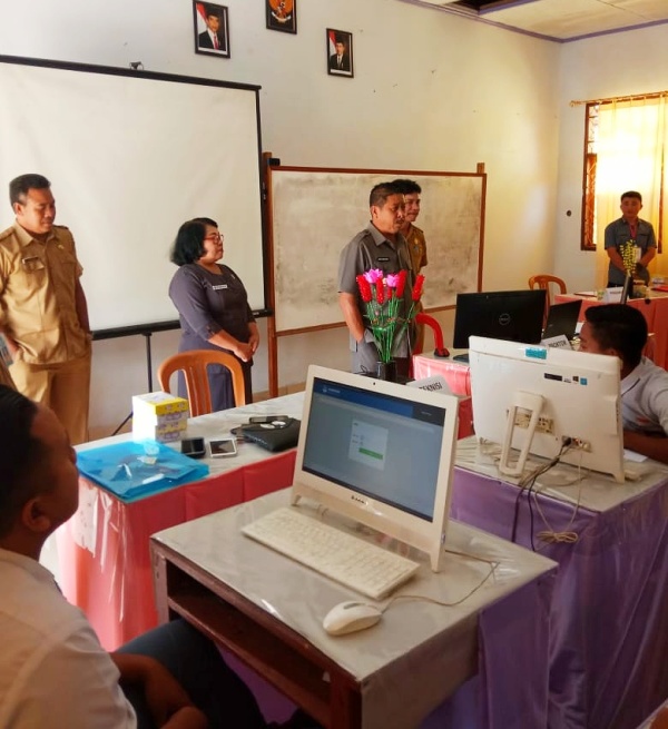 Monitor UNBK, Wabub Rusdi Semangati Para Siswa