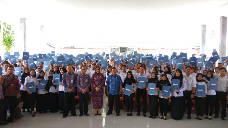 Wali Kota Kotamobagu Serahkan 232 SK CPNS