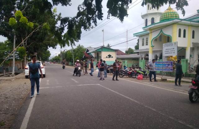 Wartawan Boltim Bagi-Bagi Takjil Buka Puasa
