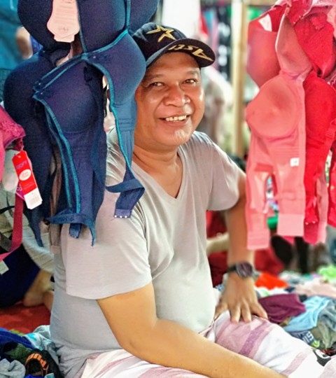 Gagal Terpilih di Pileg, Caleg Ini Banting Setir Jadi Pedagang Pakaian Dalam di Senggol