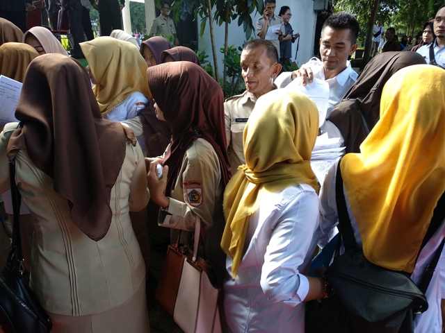 Dijuluki Kasubag Absen, Om Tam Diserbu ASN