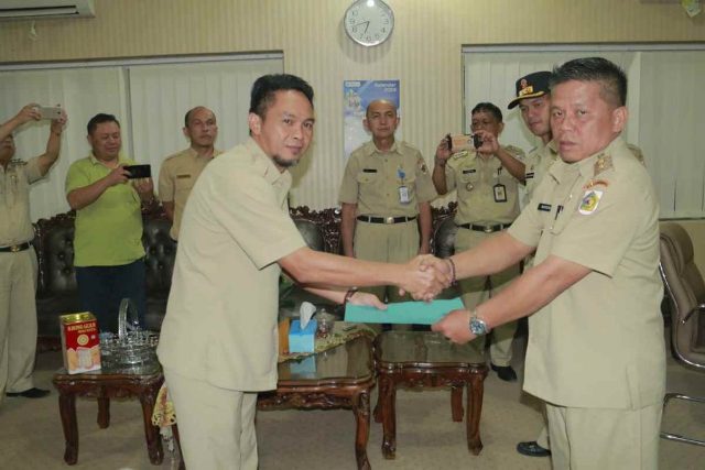 wakil wali kota menyerahkan surat perintah tugas Plt Kadis Kesehatan
