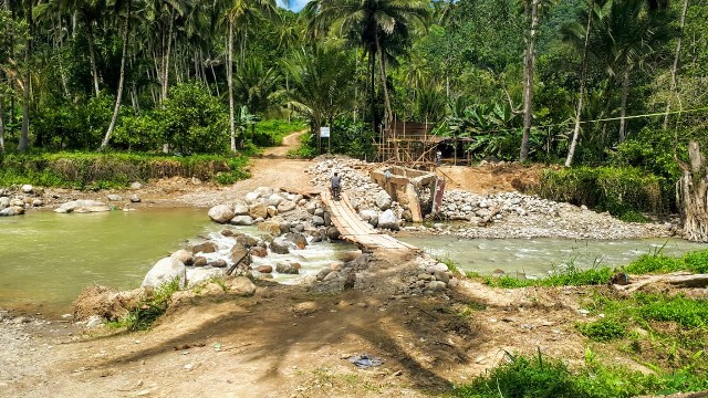 Sempat Rusak Diterjang Banjir, Jalan Menuju Air Terjun Molimpungan Terus Diperbaiki