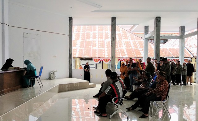 Pegawai Petugas Agama dan Guru Mengaji Terima Insentif