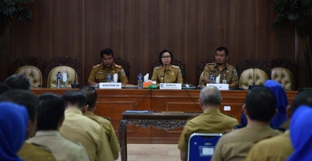 "Saat ini ada dua instansi yang terkena TGR, yaitu Dinas Korpri yang sudah bubar dan Kesbangpol," ungkapnya. Yasti juga membeberkan bahwa kasus dua instansi yang terkena TGR tersebut bakal dibawa ke aparat hukum atas saran BPK. Saran itu mencuat dalam pertemuannya dengan BPK beberapa waktu lalu.