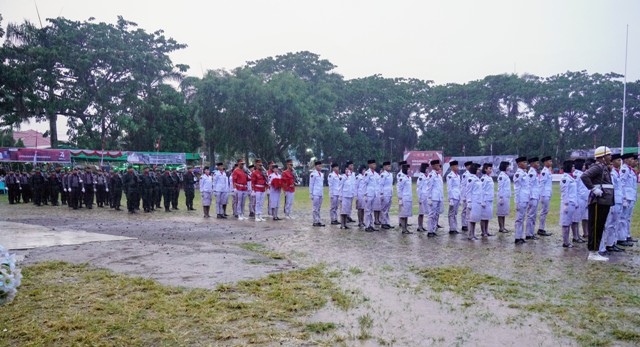 Hujan Tidak Jadi Penghalang Bagi Paskibra Kotamobagu untuk Bertugas